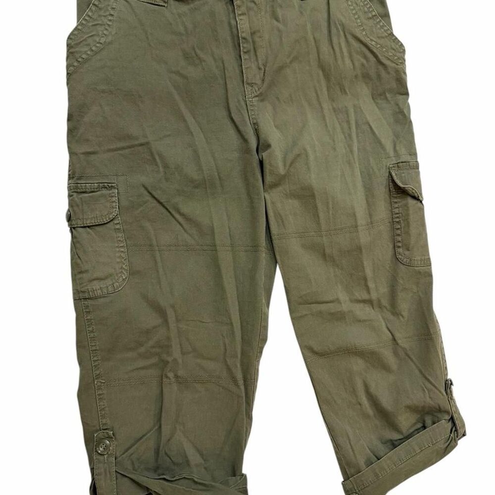 St. John’s Bay Green cargo capri pants